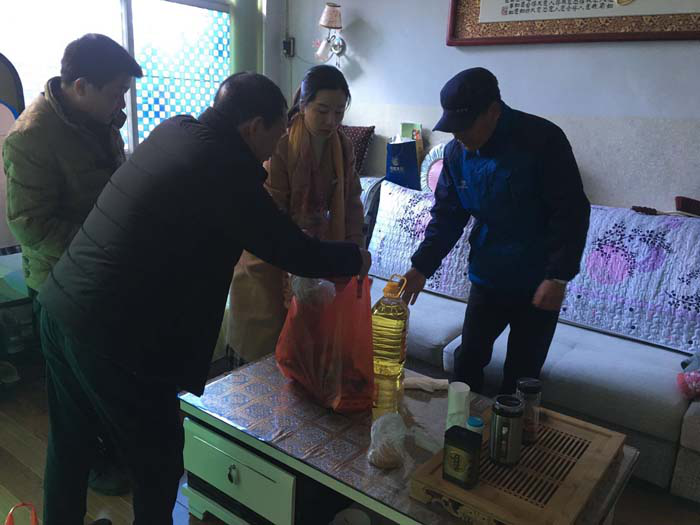 慈善总会春节期间慰问5个办事处特困户，并送去米、面、油等生活用品