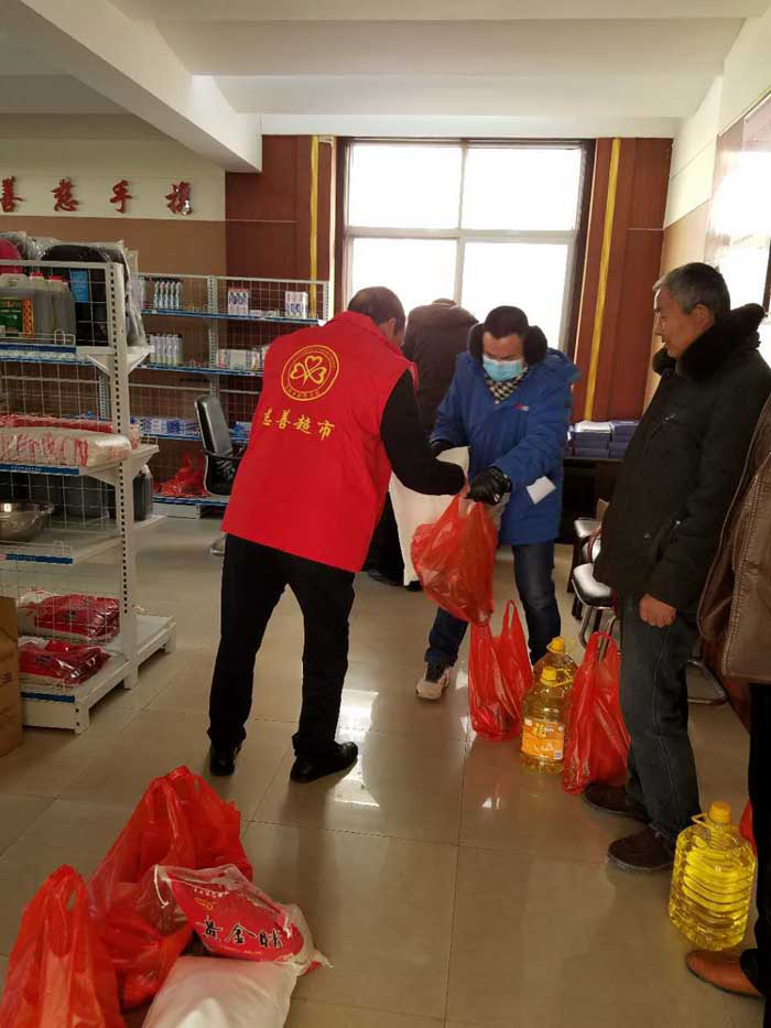 慈善爱心超市志愿者为贫困户发放“爱心大礼包”