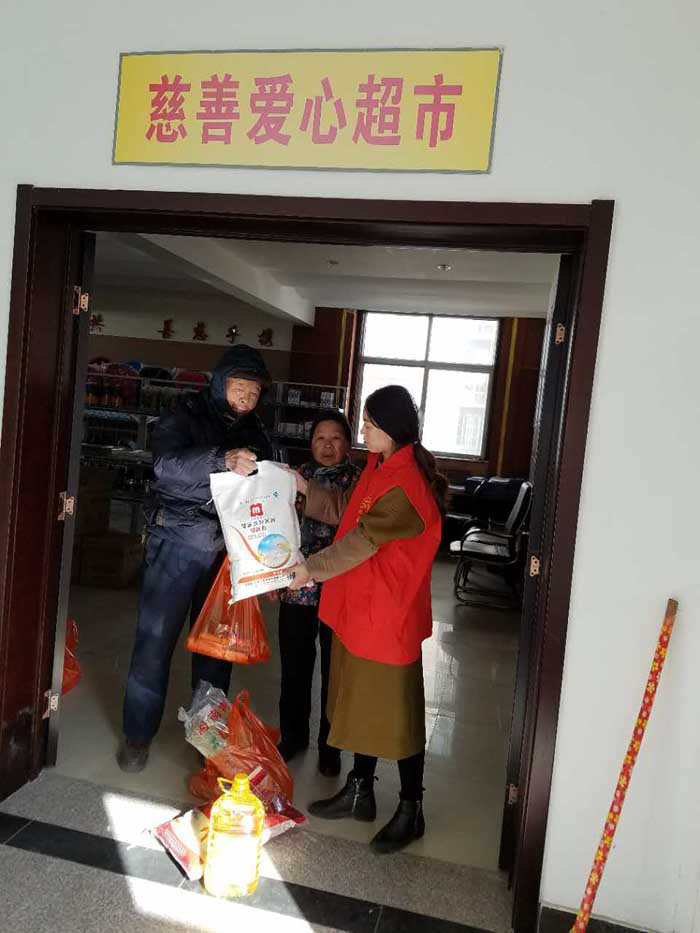 慈善爱心超市志愿者为贫困户发放“爱心大礼包”1