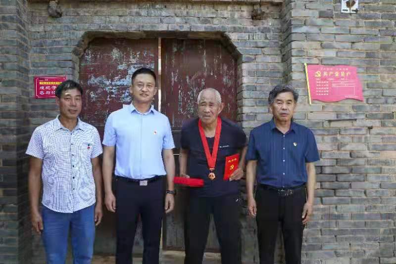 张王成副会长到大峪镇曾庄村薛温政家中慰问