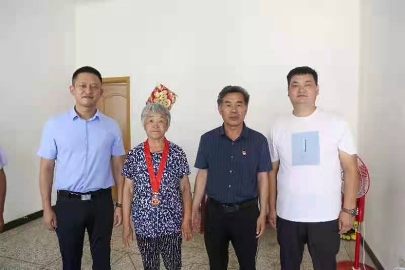 张王成副会长到大峪镇寺郎腰村李培爱家中慰问