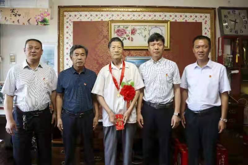 张王成副会长到克井镇寨河苑村卫宗俊家中慰问